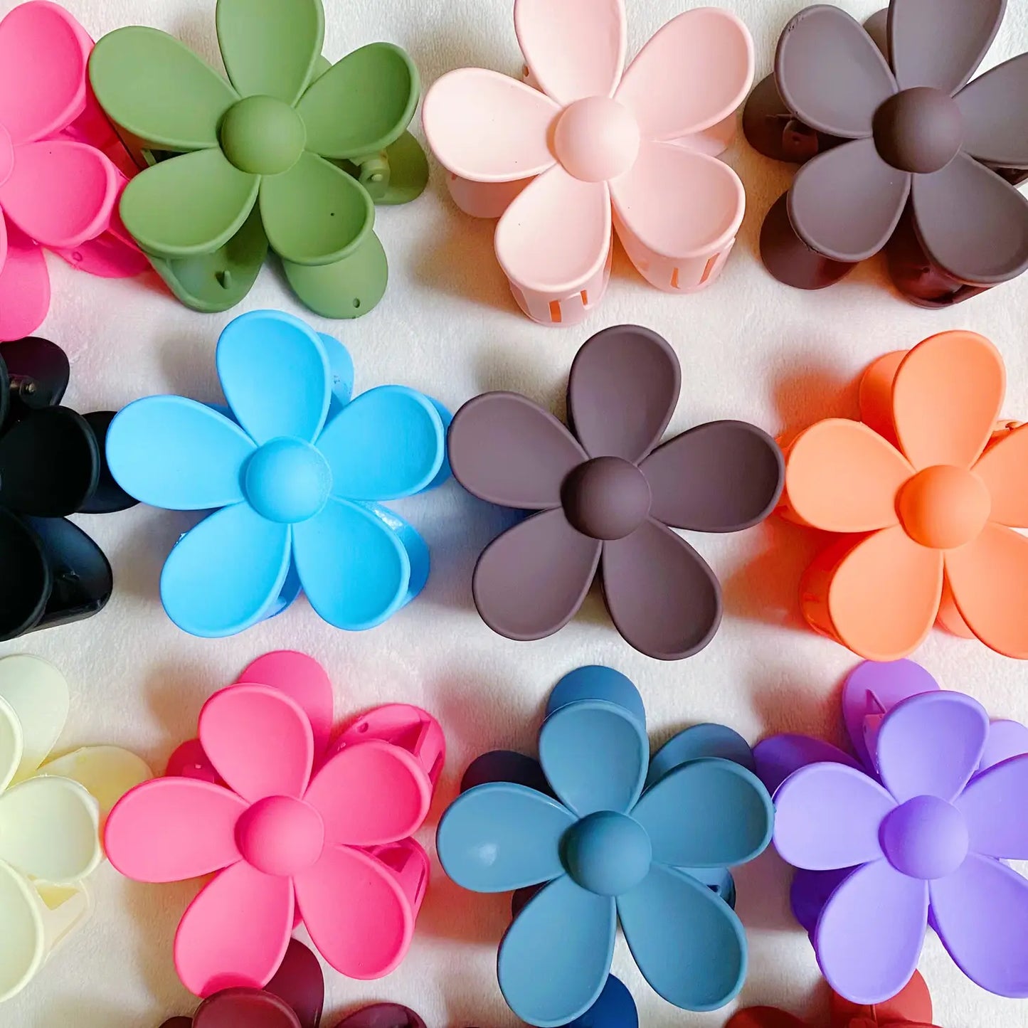 Daisy Matte Hair Claw