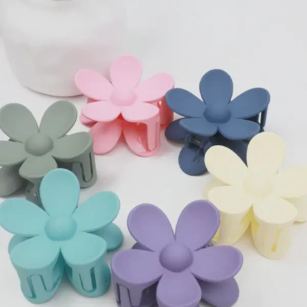 Daisy Matte Hair Claw